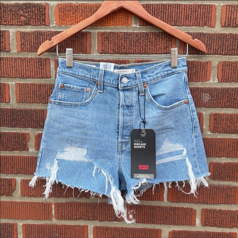 🆕 Levi’s Ribcage High Rise Stretch Denim Shorts